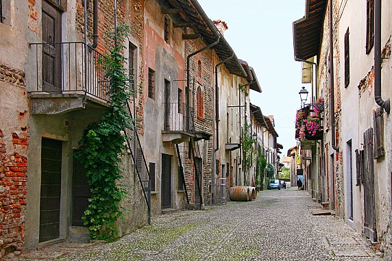 Via principale del castello (Foto di Alessandro Vecchi - CC-BY-SA 2008)